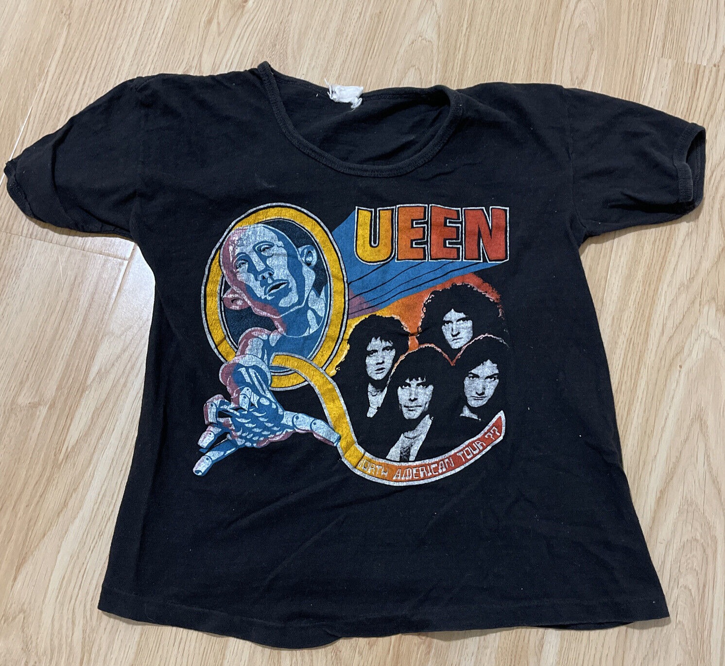 Menâs Vintage Queen North American Tour 1977 Short Sleeve T-Shirt Black Worn