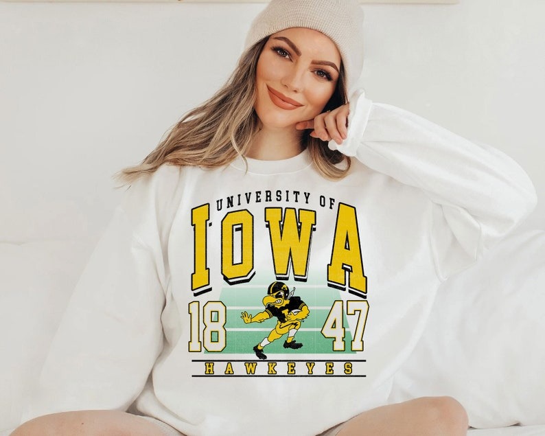 Vintage 90s NCAA University Of Iowa EST 1840 Unisex Sweatshirt