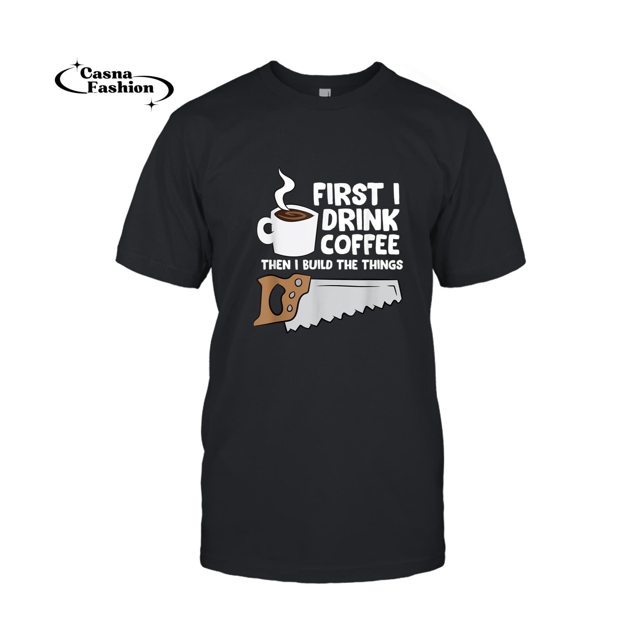 casnafashion_T-shirt_Woodworking Drinking Coffee Woodworker Carpenter Coffee T-Shirt_T-shirt_Black